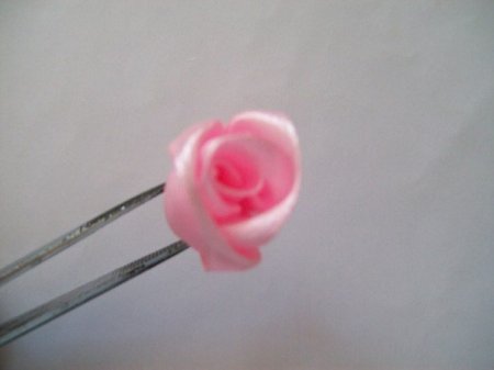 Мастер класс по изготовлению заколки в виде цветка розы из атласных лент в фото
