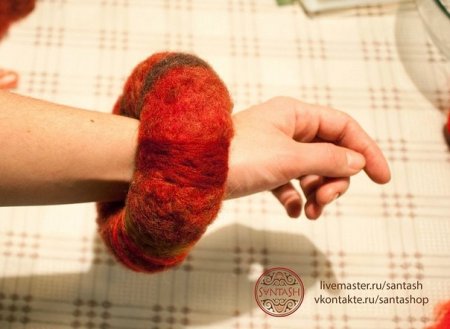 Поделки из шерсти для валяния: красивое украшение на руку в фото