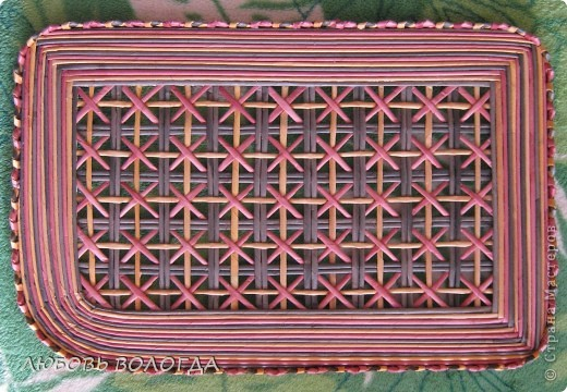 Плетение из газет крышки с цветным узором в фото