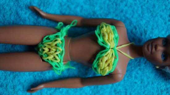 Плетение из резинок: одежда для кукол Барби и Монстер Хай с видео в фото