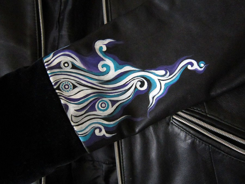 Переделка старой кожаной куртки — мастер класс по росписи акриловыми красками в фото
