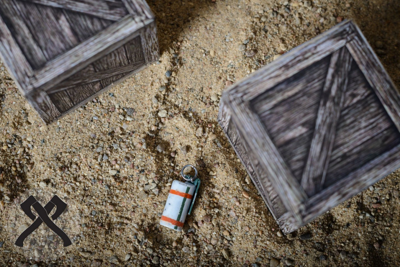 Дымовая граната из игры CS:GO в виде подвески в фото