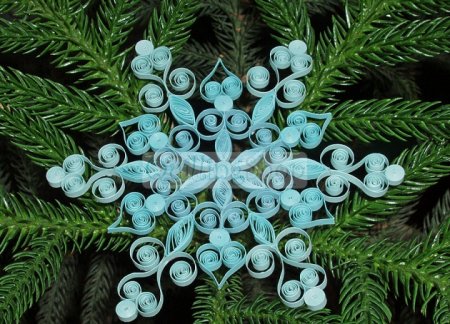 Квиллинг снежинки: схемы по кручению новогоднего украшения в фото