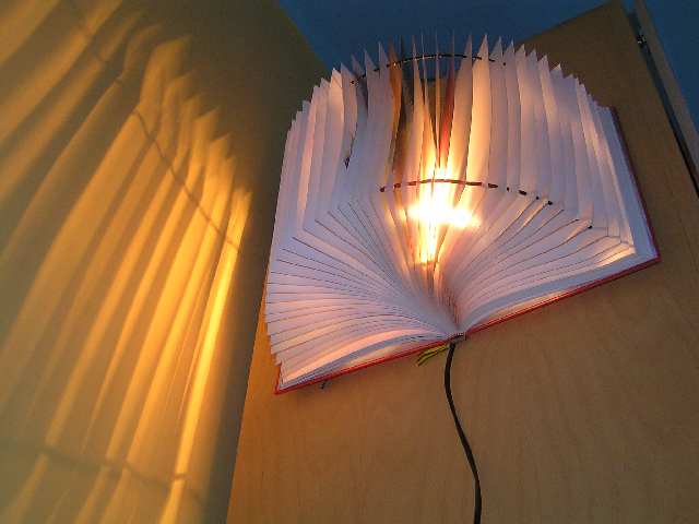 Светильник из книги в фото