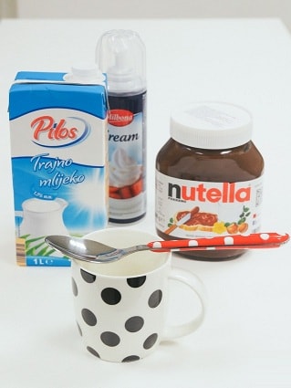 Вкусный десерт — молоко с шоколадной пастой Nutella в фото