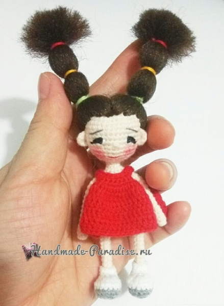 Куколка амигуруми с длинными волосами в фото