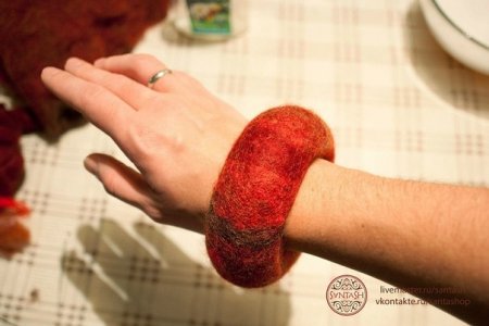 Поделки из шерсти для валяния: красивое украшение на руку в фото