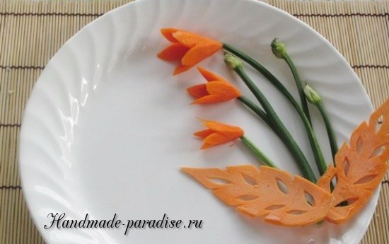 Роза из морковки для праздничной сервировки стола в фото