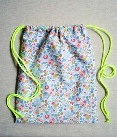 Мастер класс по шитью мешка-сумки для девочки из плащевой ткани в фото