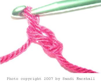 Вязание крючком | Плетем цепочку в фото