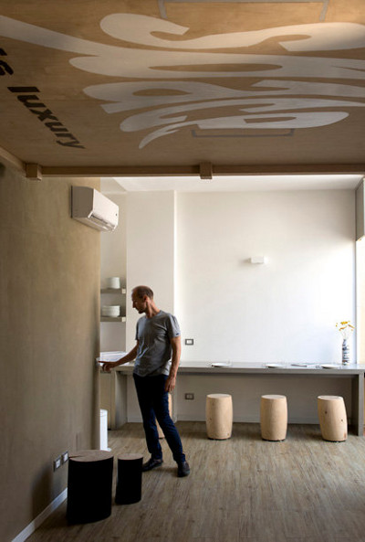 Кровать на потолке: идея для небольших студий и однокомнатных квартир в фото