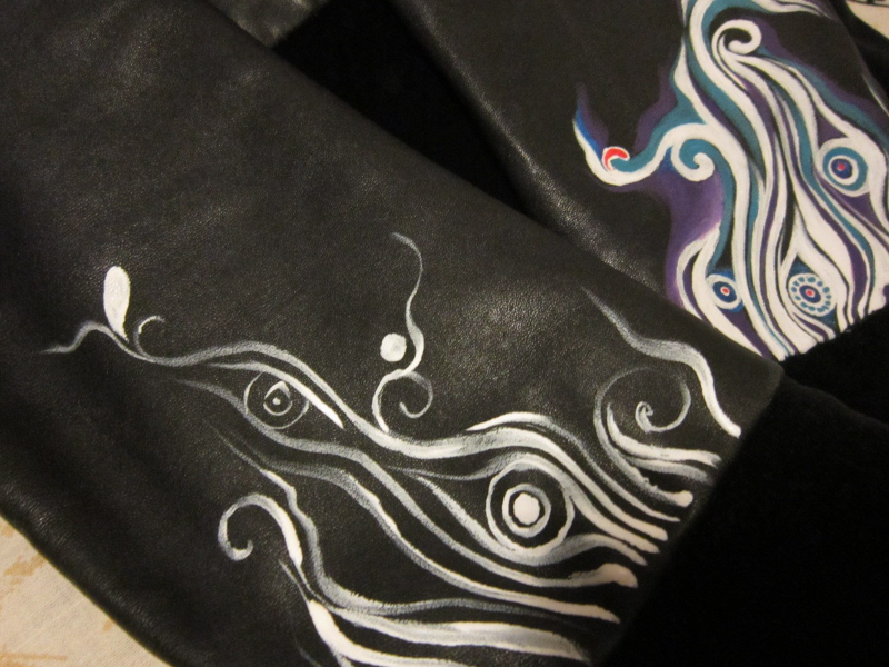 Переделка старой кожаной куртки — мастер класс по росписи акриловыми красками в фото