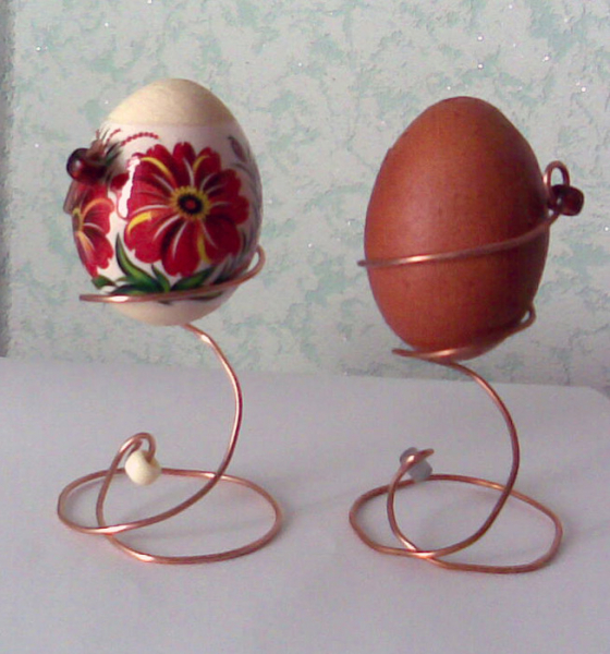Подставка для пасхального яйца из газетных трубочек и из бисера в фото