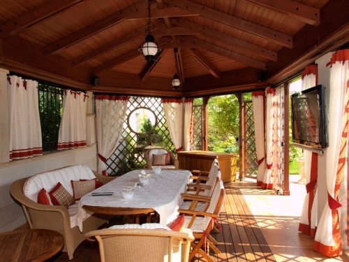 Оригинальные и практичные шторы для беседок и веранд на дачном участке в фото