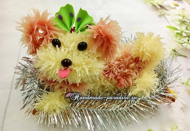 Собачка из грейпфрута для новогоднего стола в фото