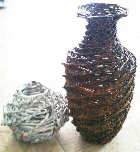 Оригинальные плетеные вазы из газет в фото