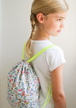 Мастер класс по шитью мешка-сумки для девочки из плащевой ткани в фото