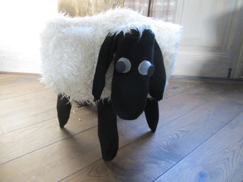 Новогодний чехол на стул в виде овечки своими руками в фото
