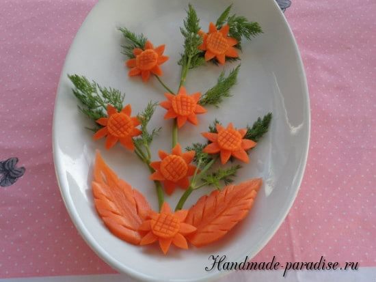 Роза из морковки для праздничной сервировки стола в фото