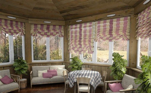 Оригинальные и практичные шторы для беседок и веранд на дачном участке в фото