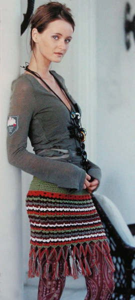 Стильная юбка с бахромой крючком в фото