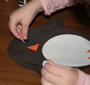 Аппликация из ткани: овальный пингвин в фото