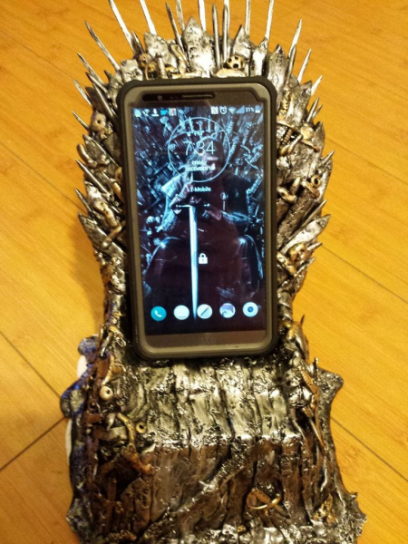 Самодельная подставка для телефона в виде железного трона из Игры престолов в фото