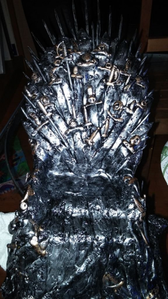 Самодельная подставка для телефона в виде железного трона из Игры престолов в фото