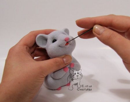 Валяние животных: мышонок с сердечком в лапках в фото
