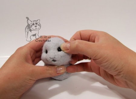 Валяние животных: мышонок с сердечком в лапках в фото