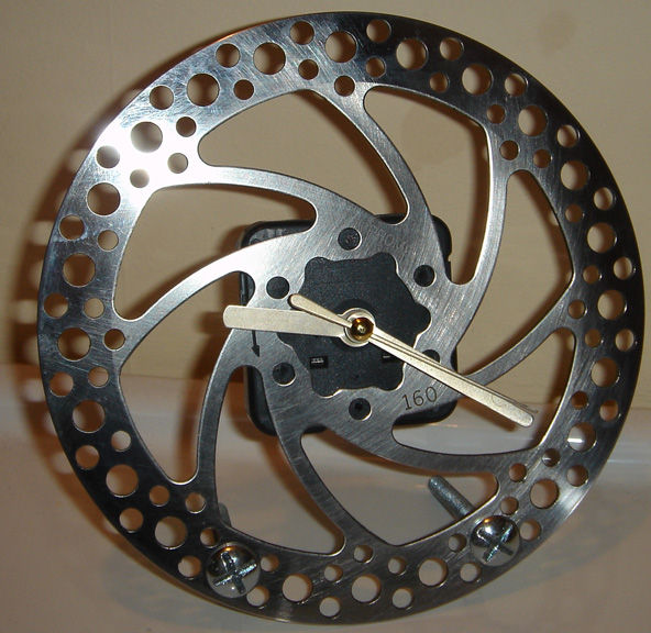 Часы из тормозного диска мотоцикла в фото