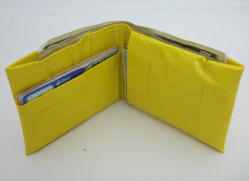 Качественный бумажник из скотча в фото