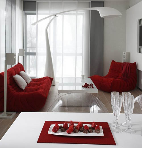 Красная мебель на белом фоне в фото