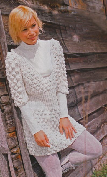 Симпатичное платье с шишечками — вязание спицами в фото