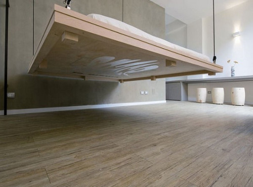 Кровать на потолке: идея для небольших студий и однокомнатных квартир в фото