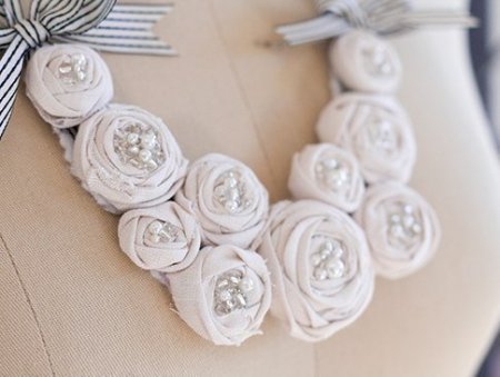 Ожерелье из роз сделанных из ткани: мастер класс по изготовлению в фото