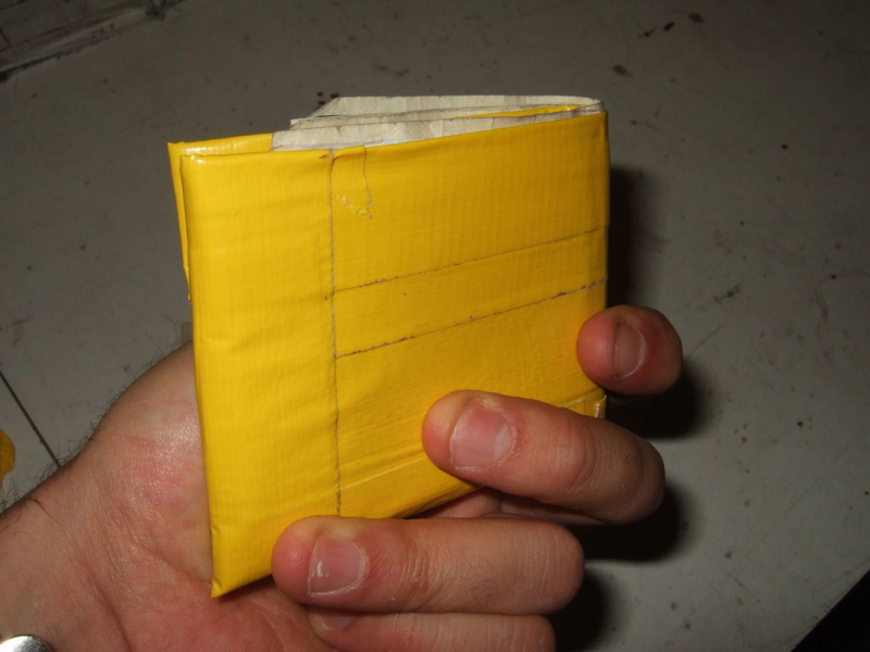 Качественный бумажник из скотча в фото