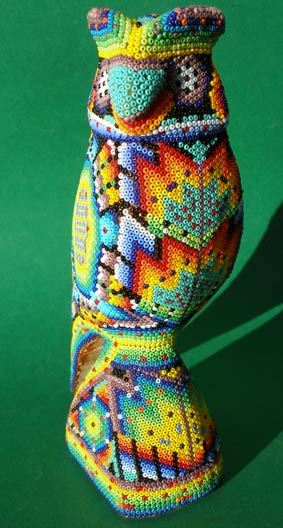 Мексиканские ремесла — фигурки украшенные бисером в фото