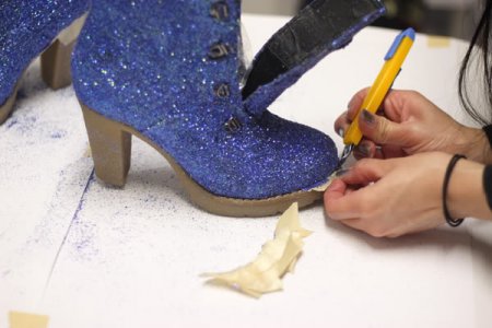 Как украсить старую обувь блестками: мастер класс в фото