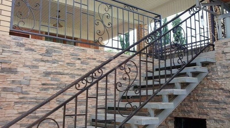 Виды уличных лестниц по конструктивным особенностям и материалу (преимущества и назначение) в фото