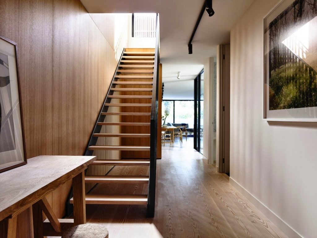 интерьер двухэтажного дома с лестницей внутри фото