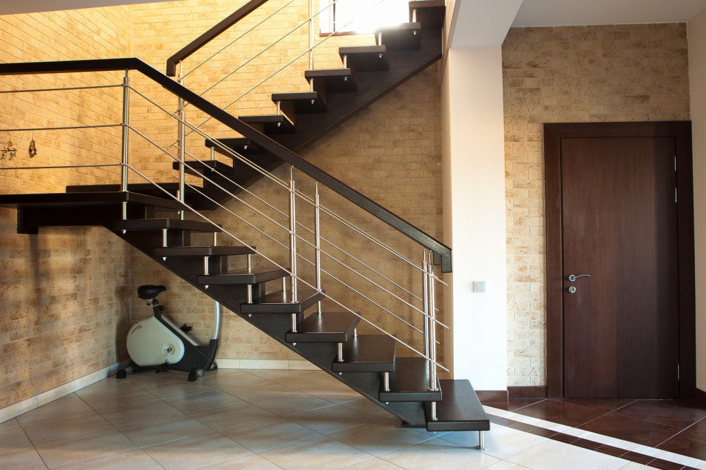 Особенности дизайна прихожей с лестницей и возможные варианты обустройства | +70 фото в фото