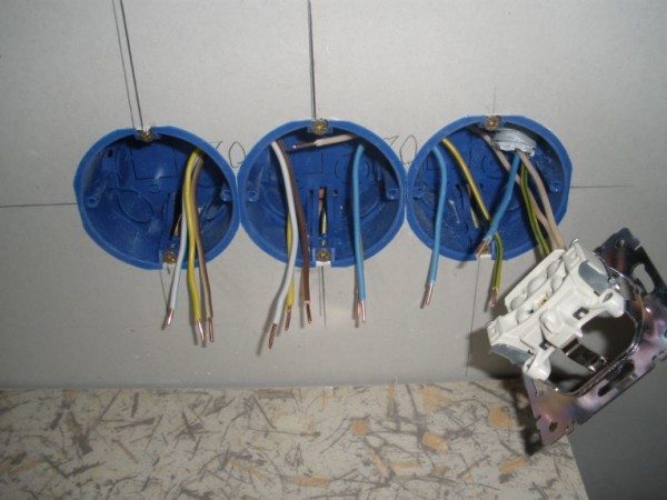 Установка розеток в гипсокартон: монтируем электрику правильно в фото