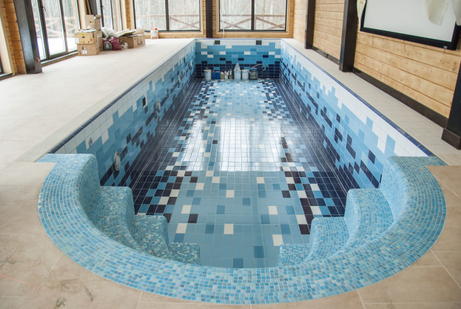 Отделка бассейна: технология укладки мозаики и плитки в фото