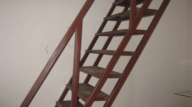 Как сделать лестницу в подвал: основные этапы изготовления на трех примерах в фото