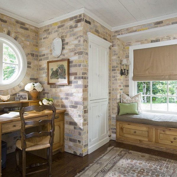 Домашний кабинет с кирпичной стеной в фото