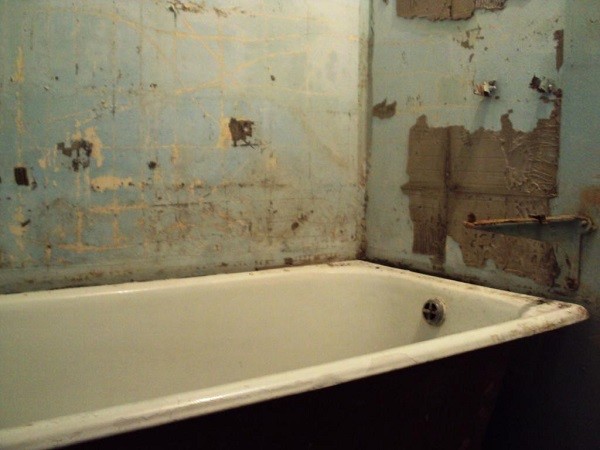 Укладываем плитку на стены в ванной комнате в фото