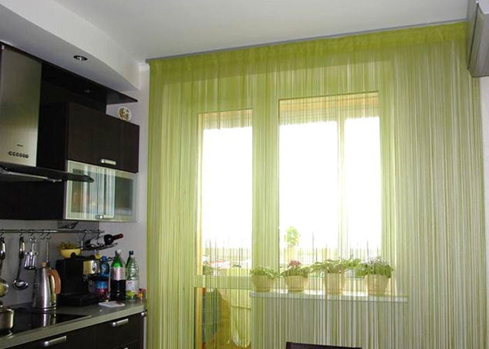 Нитевые шторы в интерьере кухни в фото