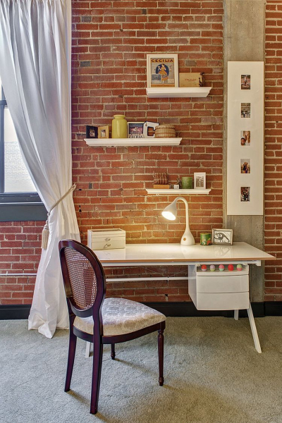 Домашний кабинет с кирпичной стеной в фото