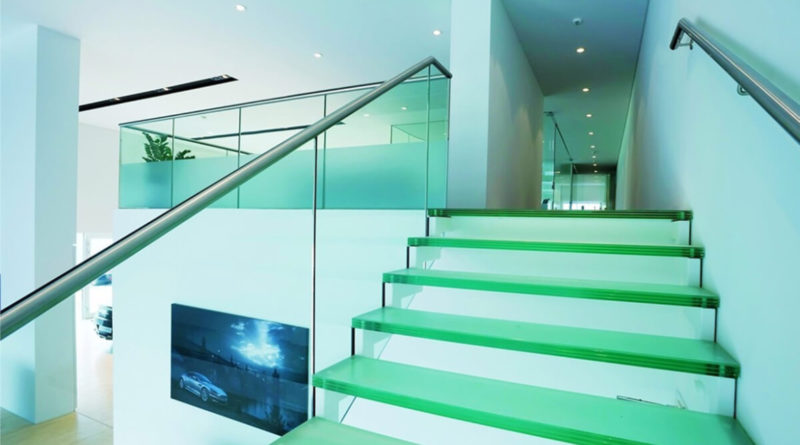 Преимущества и недостатки стеклянных лестниц [идеи дизайна и варианты исполнения] в фото